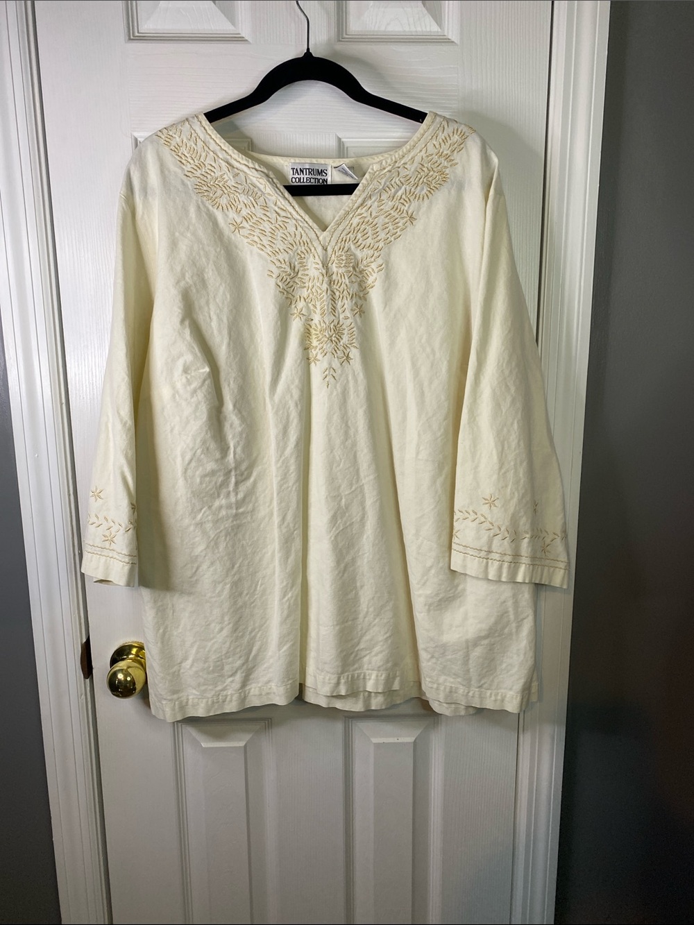Tantrums  Collection Cream Embroidered V-Neck Tunic Size26/28 V Neck.
